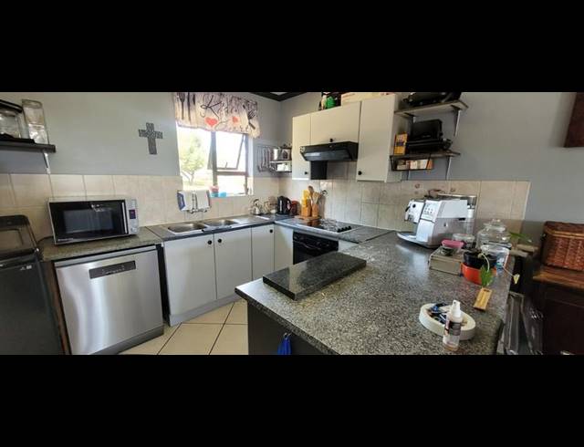 3 BEDROOM TOWNHOUSE FOR SALE IN ELANDSFONTEIN